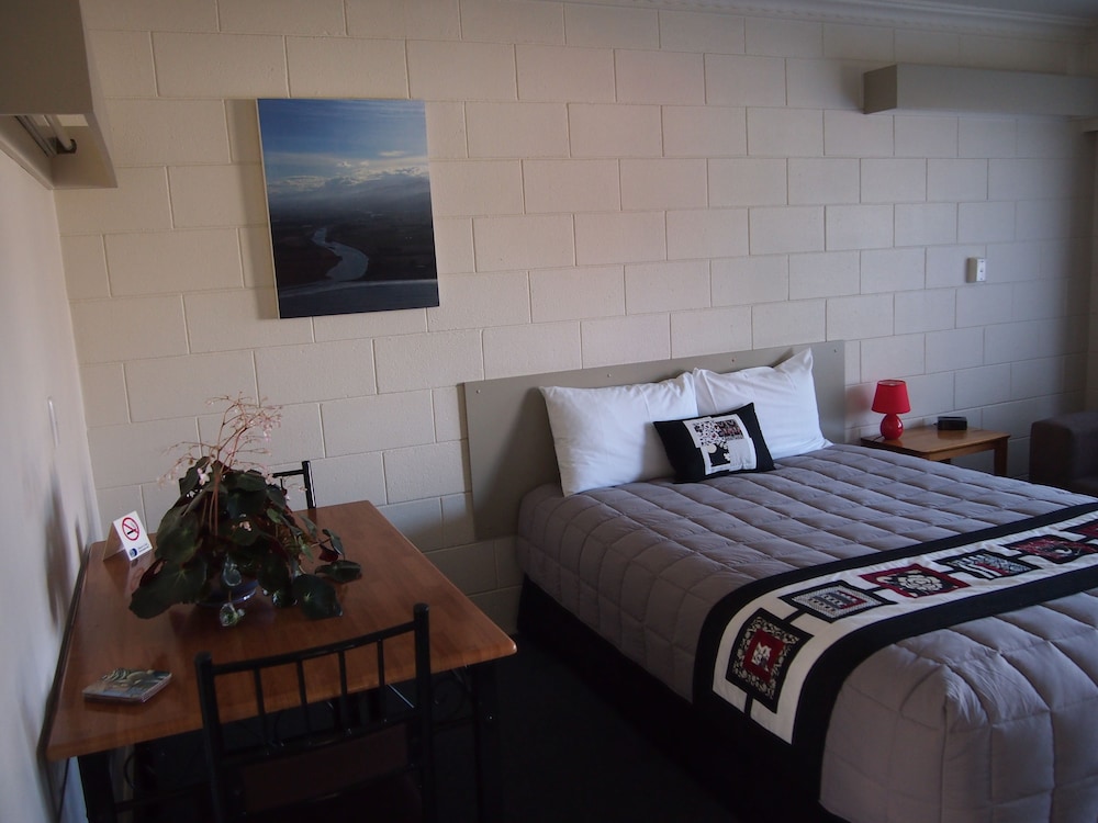 Hotel Montana Lodge Motel - Image 1