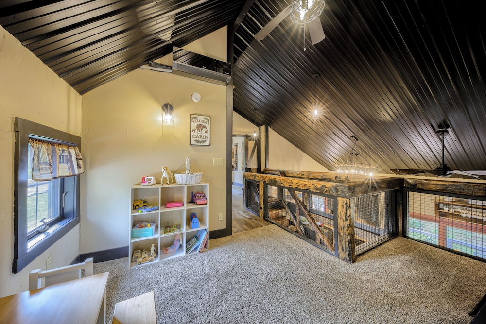 Willow Brook Getaway: Hot Tub, Deck in Mifflinburg