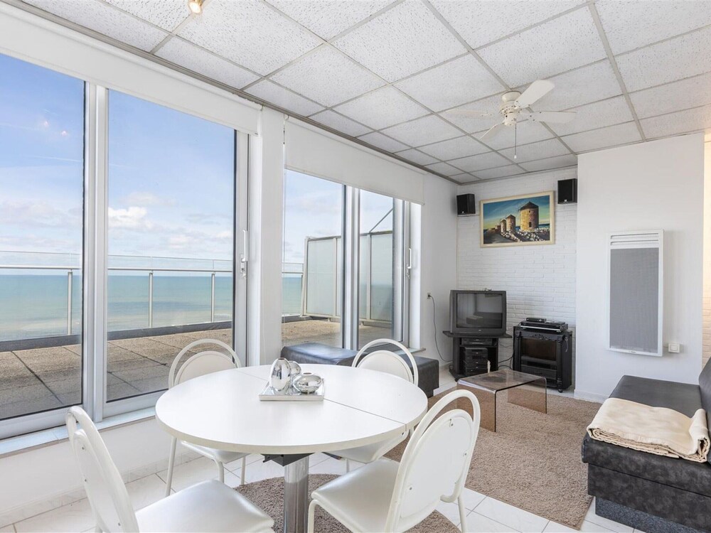 Apartment on Zeedijk With Sea Views