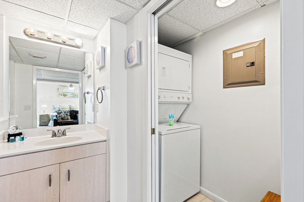 Coastal Hideaway: Cozy Beachfront Studio Sleeps 4 With Stunning Views!