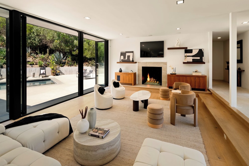 Valea Estate - Secluded Beverly Hills Retreat 1-acre Oasis