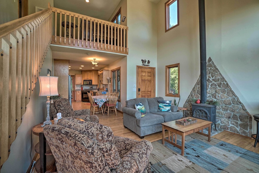 Hilltop Home w/ Panoramic Forest & Mountain Views!