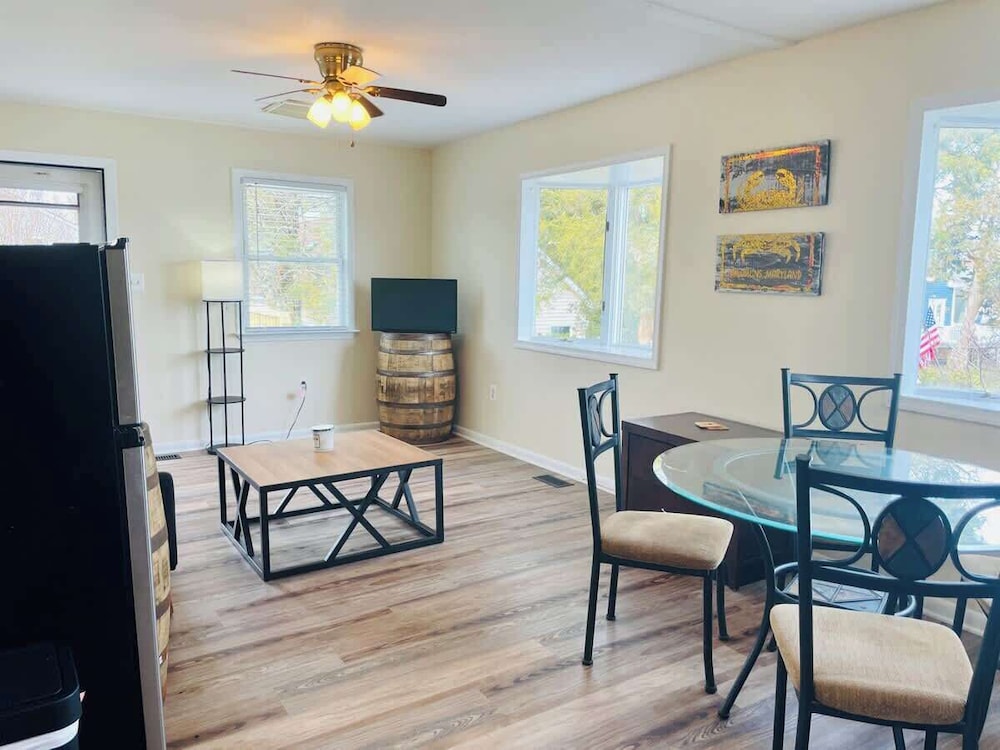 Waterfront Views With King Bed in Solomons Island