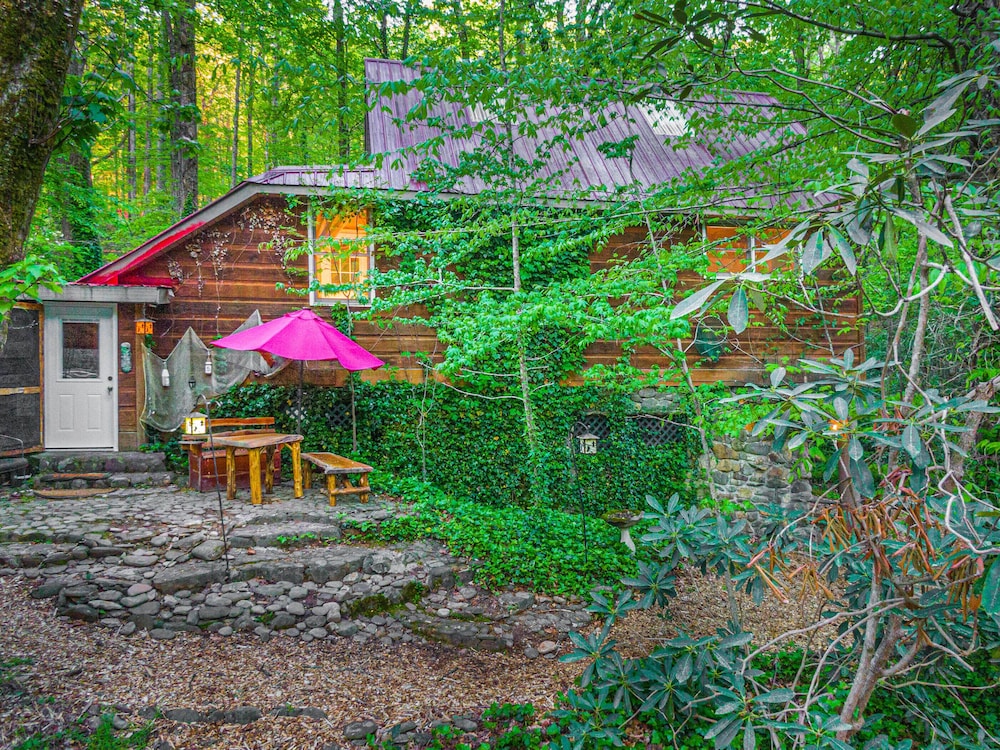 Bear Creek Lodge and Cabins in Helen Ga - Pet Friendly, River on Property, Walking Distance to downtown Helen