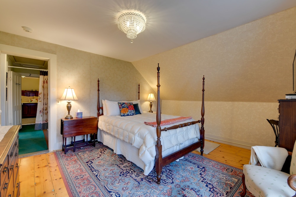 The Hobble Inn in Historic Stowe: 8 Mi to Ski! view 2