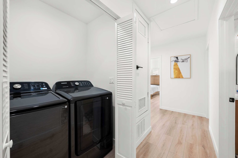 Not Affected by the Fire/spacious Modern Retreat w Luxury Amenities & Style