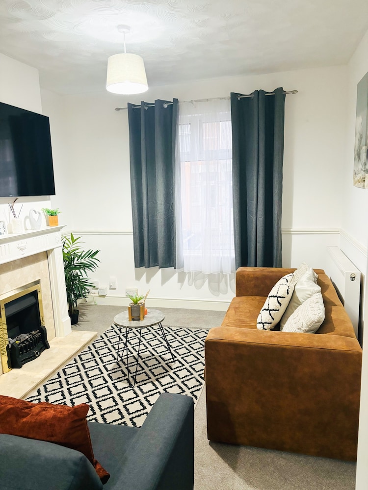 Convenient Home - Sleeps 6 - Parking - Garden