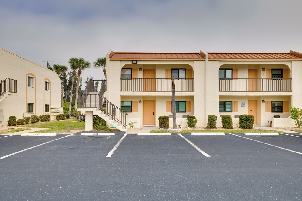5 Mi to Fort Myers Beach: Condo w/ Private Lanai!