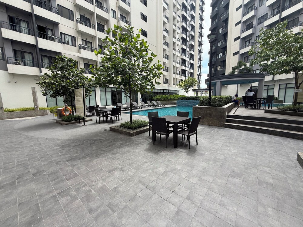 S&R Staycation Walk to SM Bicutan, With Karaoke,disney Plus, Netflix, Youtube