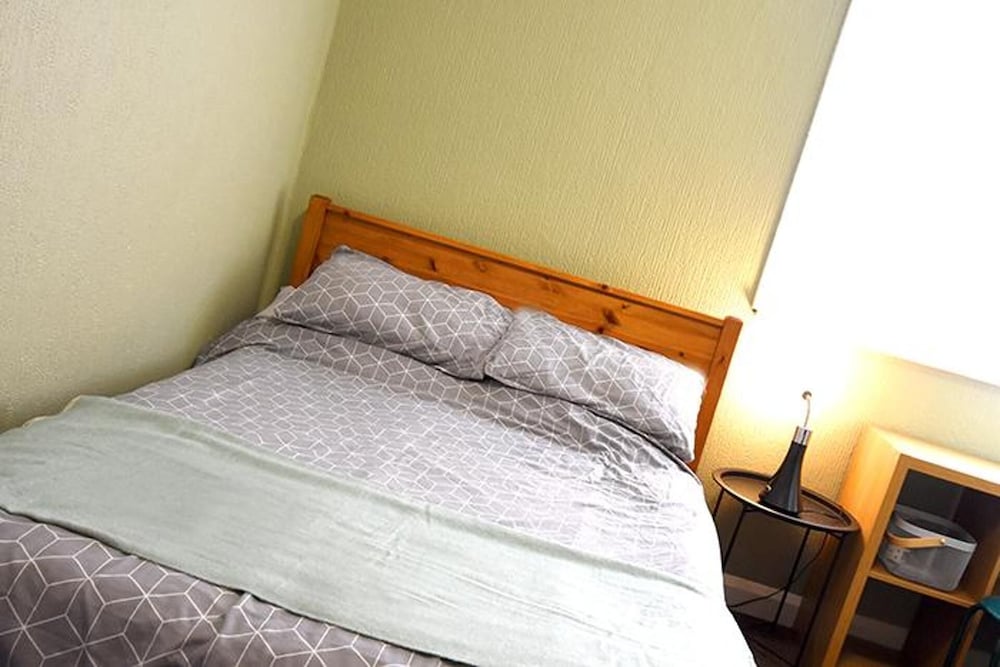 Spacious Coventry House With 4 Bedrooms view 4