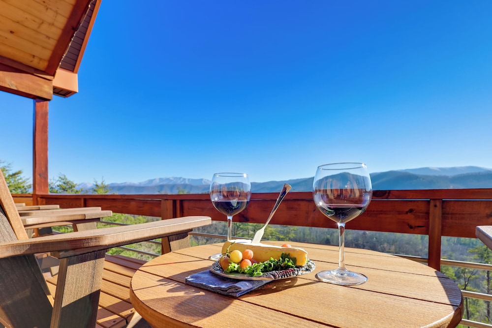 Majestic Mountain Views: Sevierville Escape!