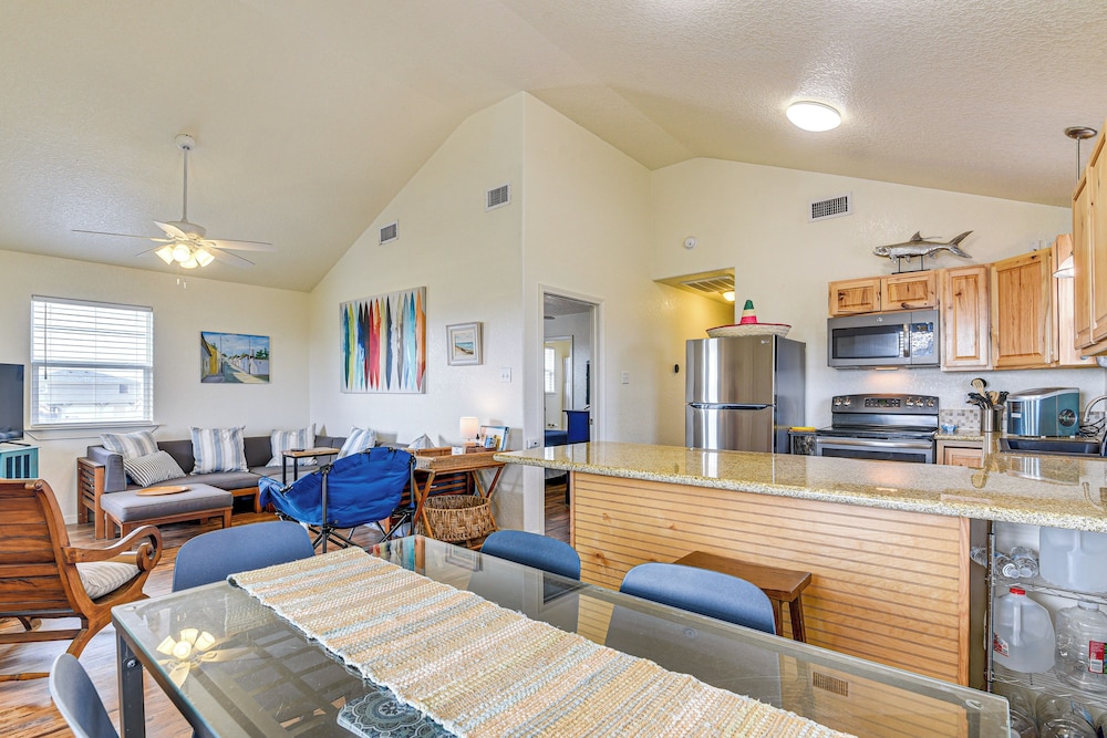 Walk to Gulf: Surfside Beach Home w/ Deck