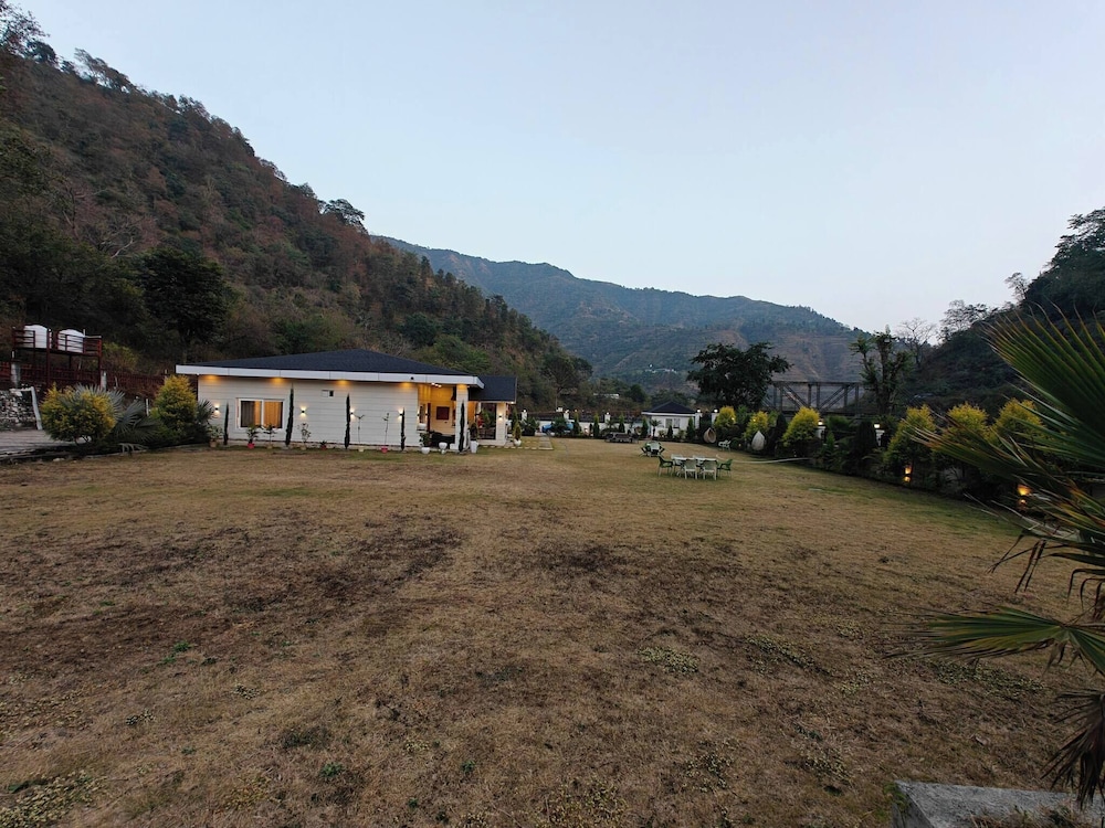 The Paradise - Luxury 3BR Villa Near the Airport in Dehradun