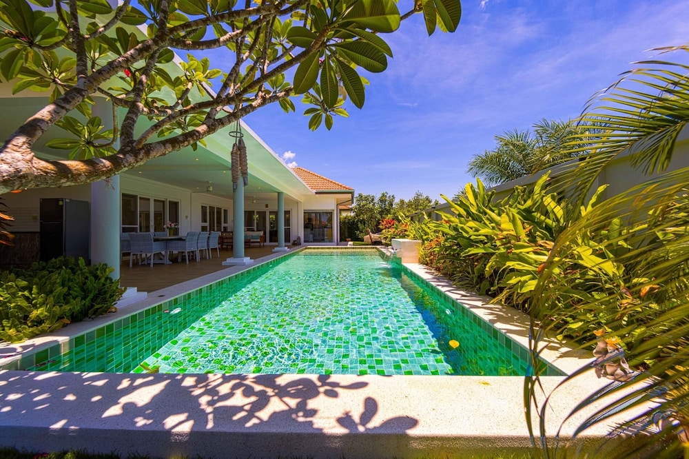 TropicalFamilyVilla w Pool&Garden ML103