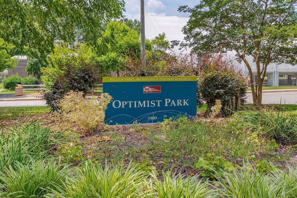 Relaxing Retreat Near North Hills & Downtown 3 Bedroom Home