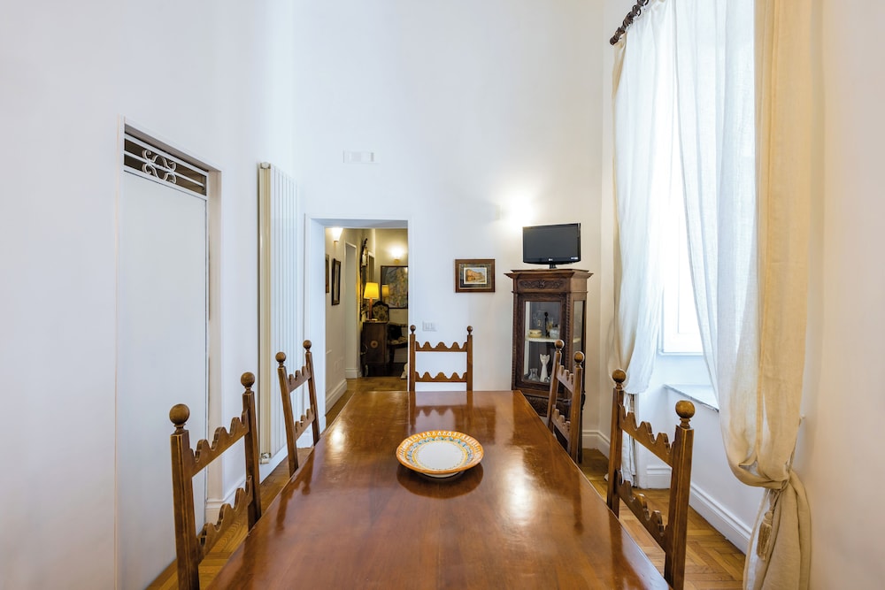 Cavour Art and Museum Flat by Napoliapartments
