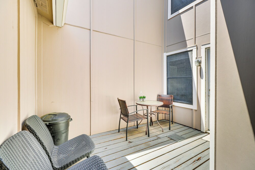 4 Mi to Dtwn: Gem w/ Pool Access & Patio in Austin