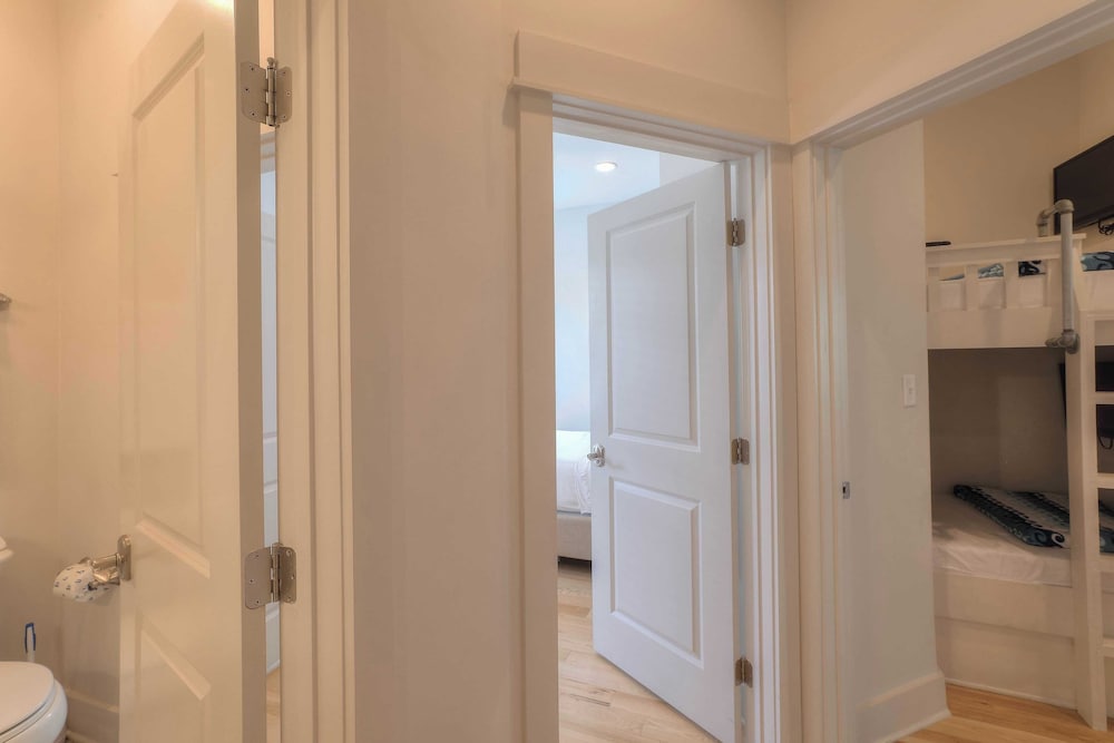Dunn Inn 2 by Avantstay Walk to Beach, Pool Access, Sleeps 17!