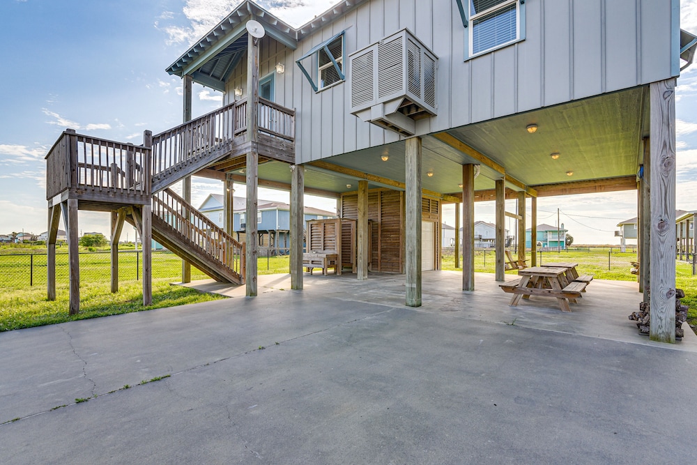 Texas Gulf Coast Home: Walk to Bolivar Beach! view 2