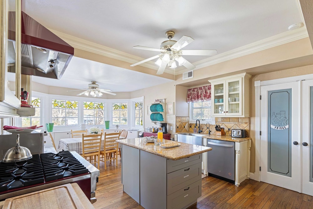 Victorian Manor In Paso Robles Wine Country + Pool, Hot Tub, Firepit, Tennis Court Sleeps 28