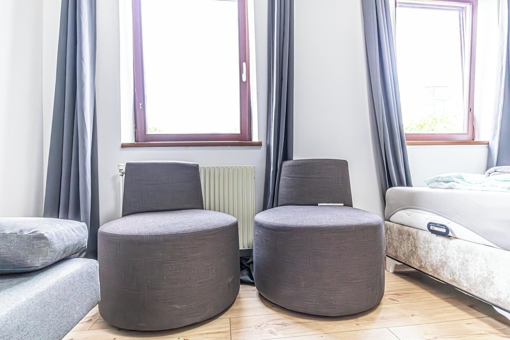 Cozy 3BR Apt with Garden Sleeps 10