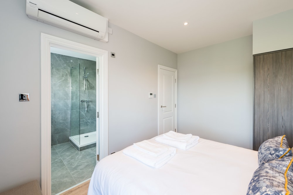 The Carlyle - Elegant Serviced Apartments