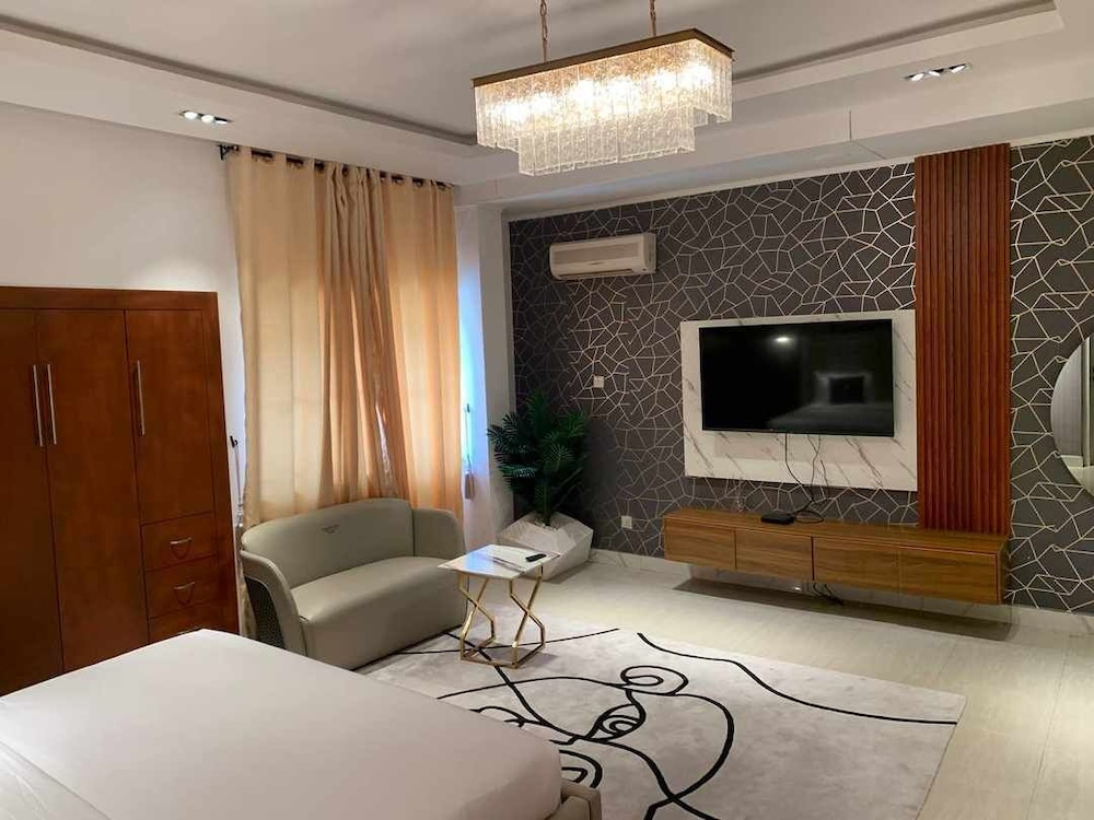 Sujimoto Residences Precious