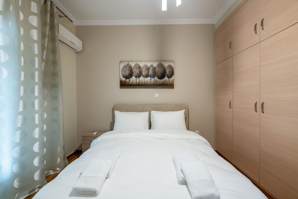 2br renovated flat close to metro photo 5