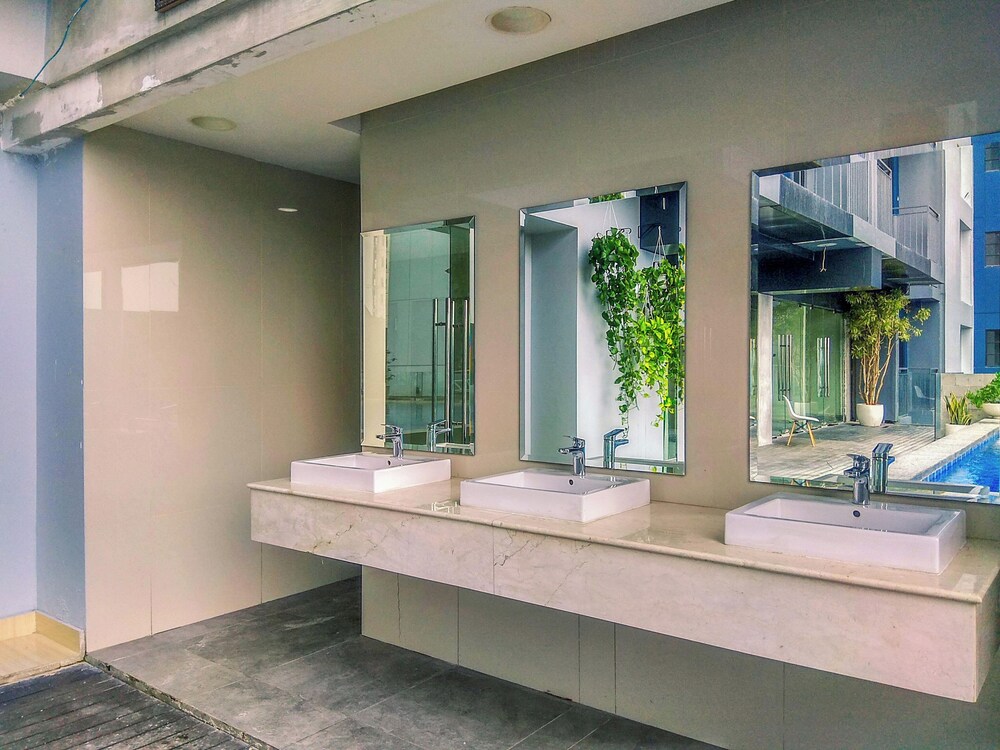 Modern Look And Comfortable Studio Evenciio Margonda Apartment view 5