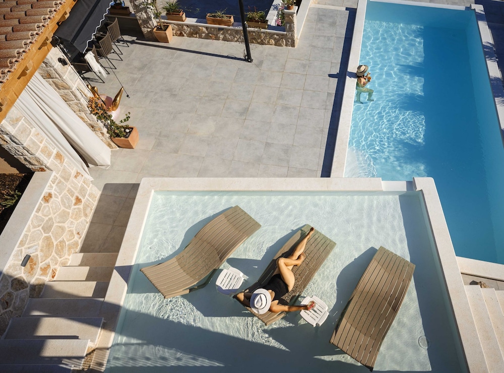 Sunlit Shores Beach Villa With Pool, Gym and Sauna