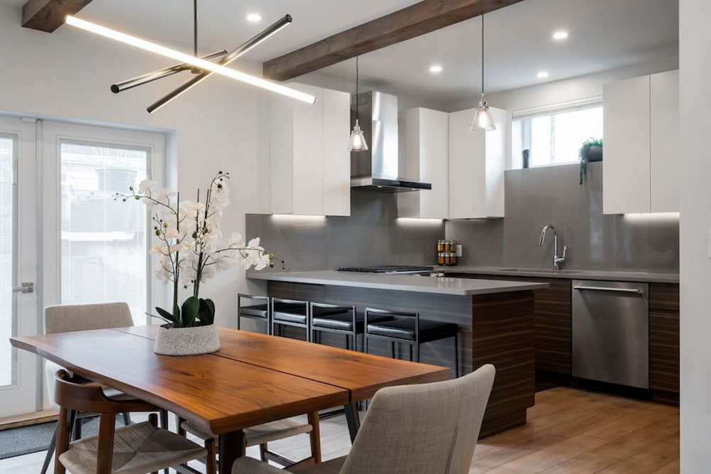 Mclean Stunning 3 Bdrm Reno - Few Blocks off Commercial