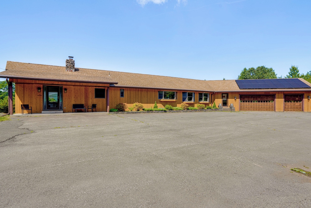 3 Mi Windham Mtn Club: Family Home w/ Yard