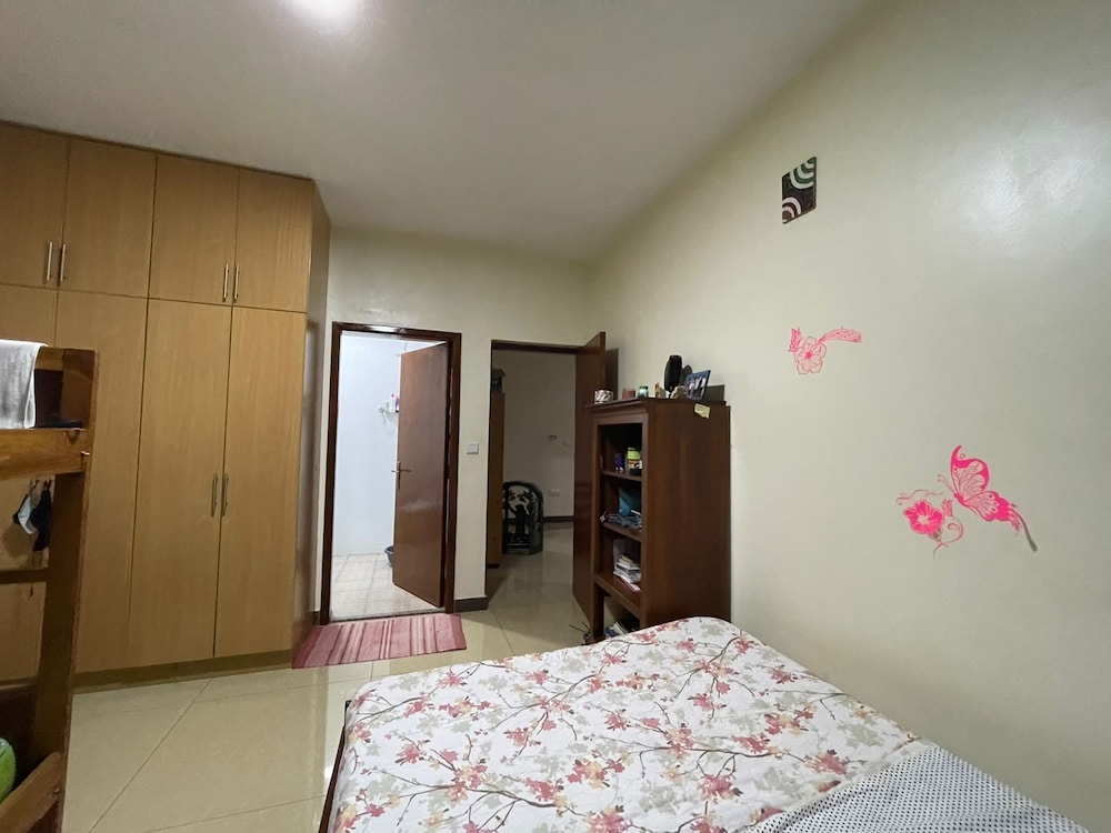 The Mugabi's Spacious Private Room