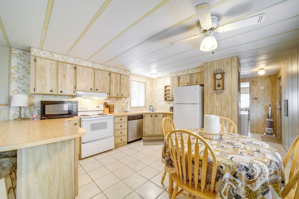Near Hiking Trails: Tranquil Cabin in Munds Park!