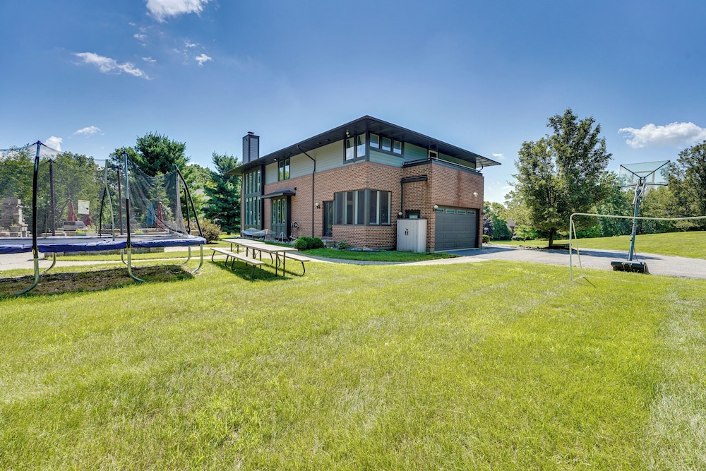 Spacious Family Getaway: 8 Mi to Main St Ann Arbor
