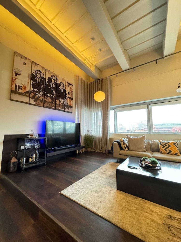 Industrial-chic 1BD Loft by the River Fulham!