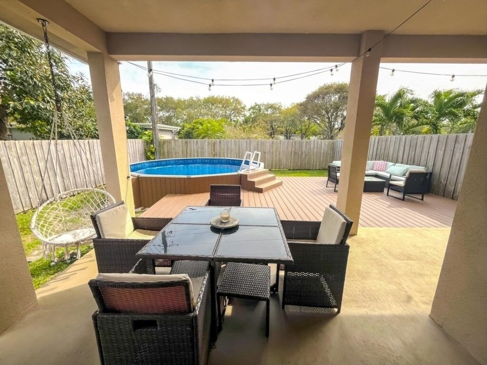 Golden Fox Downtown Pool House 3 Bedroom Home