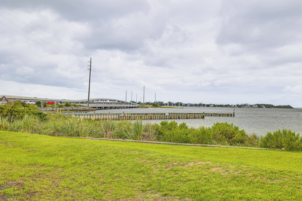 Harkers Island Getaway w/ Deck: Near Cape Lookout!