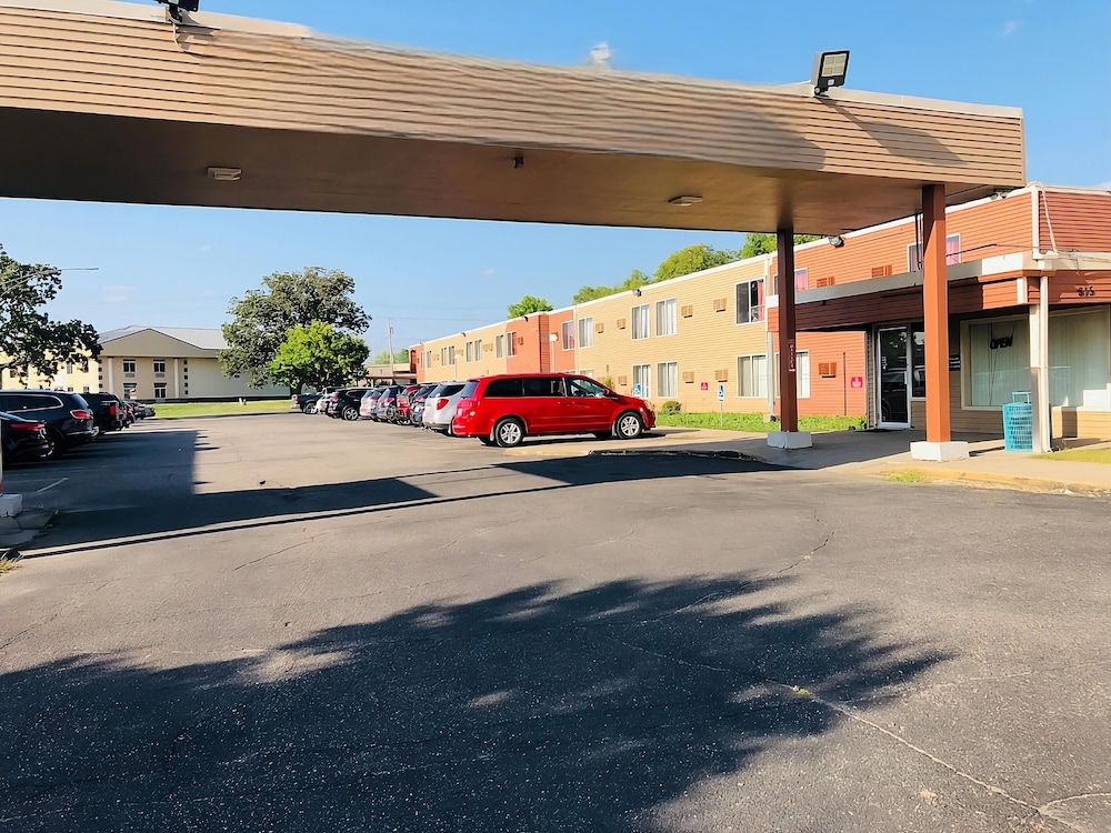 Econo Lodge - Property Image 17