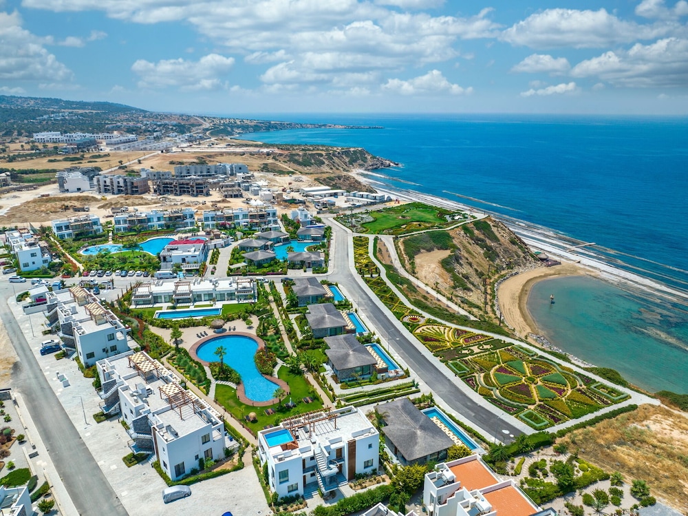 Gorgeous Seafront Villa in a Prime Resort