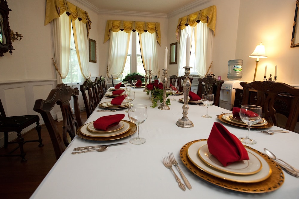 Inn On Poplar Hill
