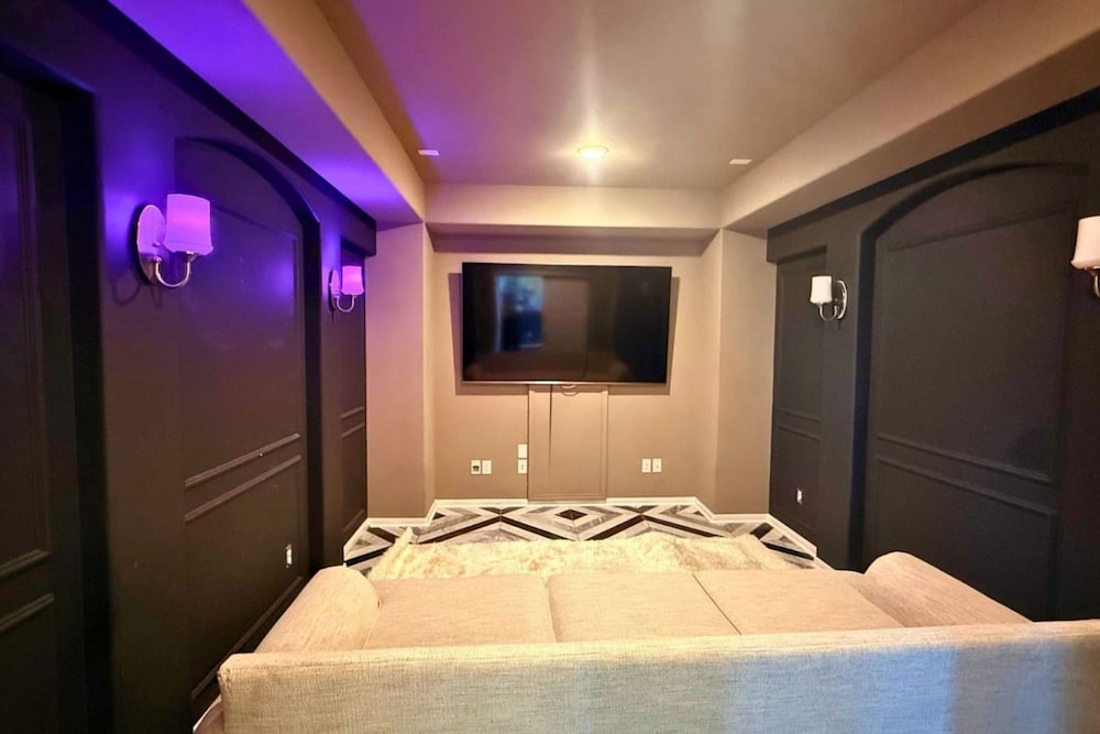 Humble Luxury Retreat With Private Pool Sauna
