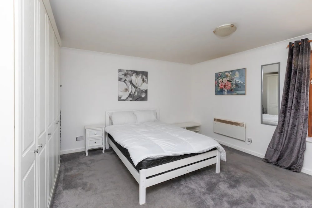Top Floor 1BD Flat With Balcony - Isle of Dogs