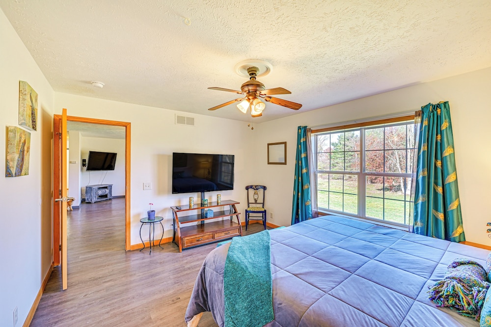 8-acre Bridgman Oasis: Pool, Hot Tub & Game Room