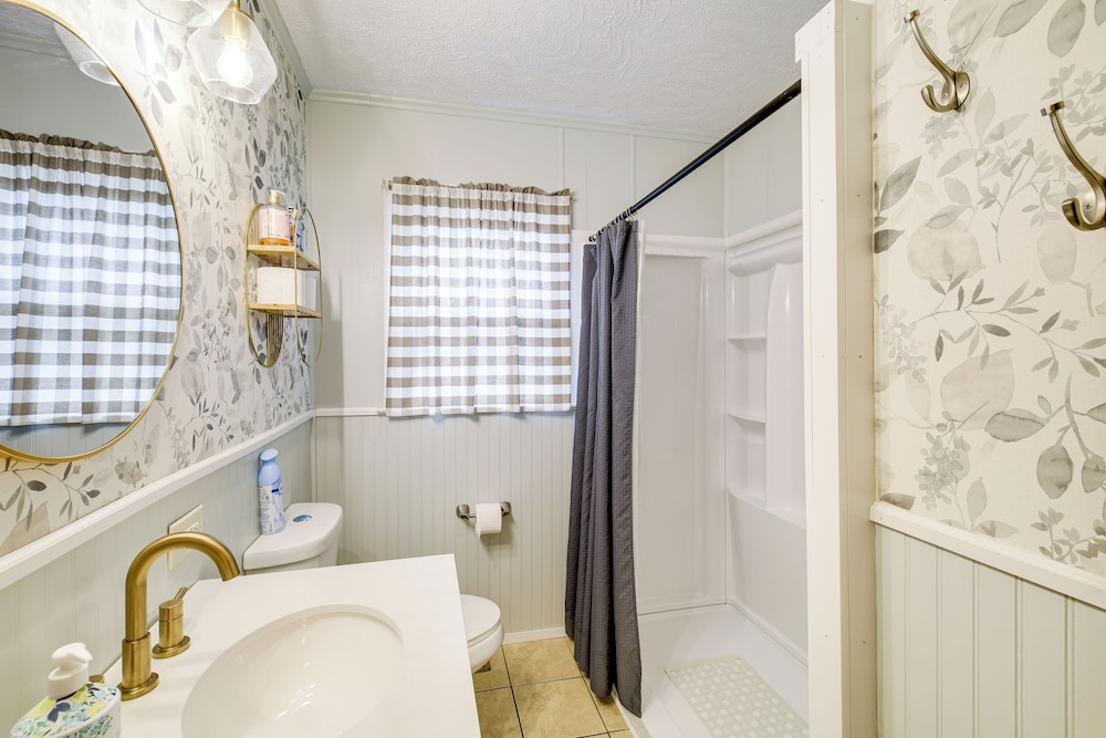 Cozy Home w/ Spacious Yard: 2 Mi to Dtwn Bristol