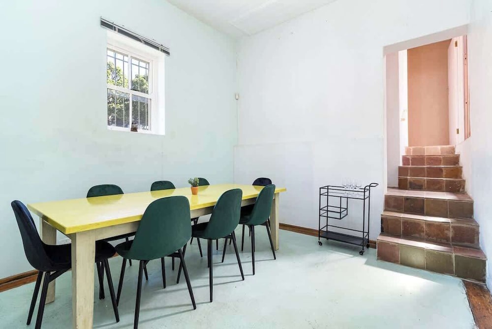 Funky Pet Friendly, 2-bedroom Escape, Bo-kaap