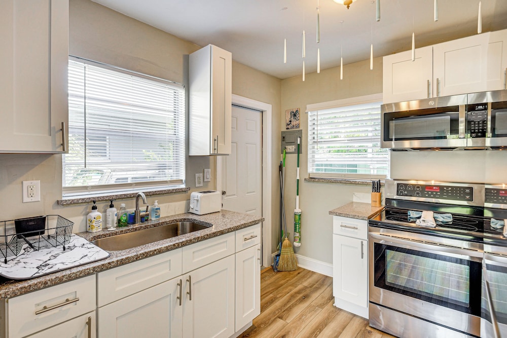 4 Mi to Daytona Boardwalk & Beaches: Cute Cottage