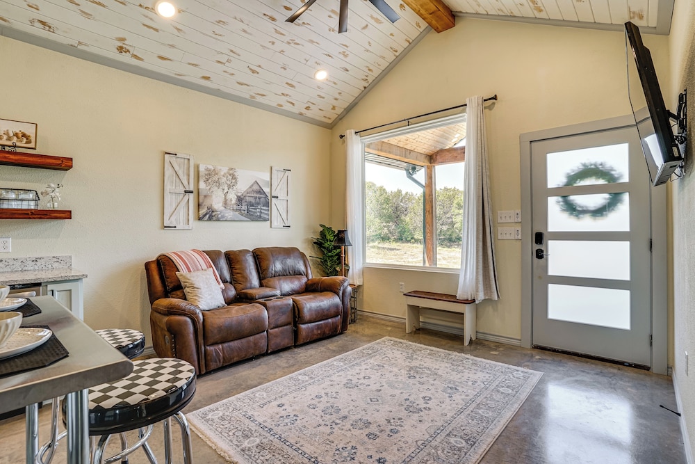 Recently Built Cabin w/ Pavilion in Granbury!