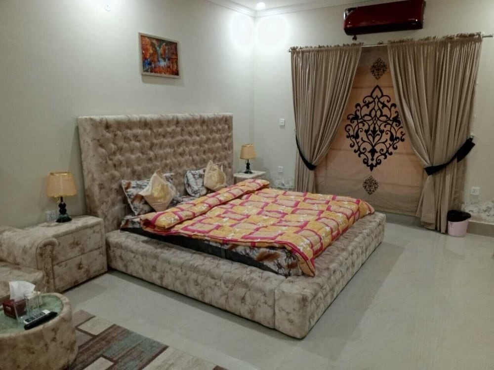 Royal Palace Guest House E-11 view 4
