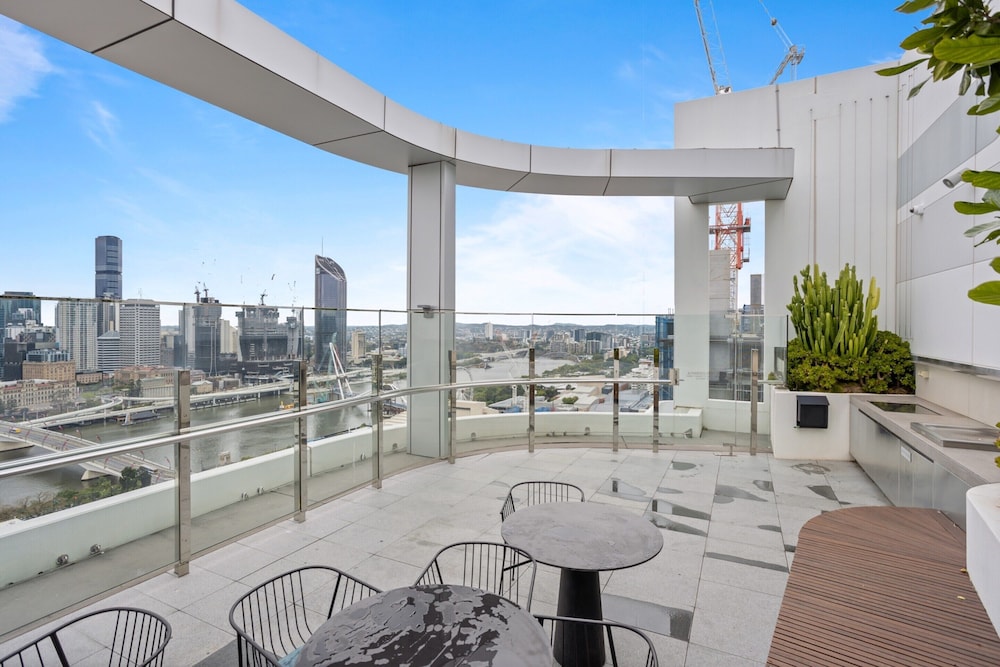 Central Brisbane Stay With Balcony, Pool & BBQ